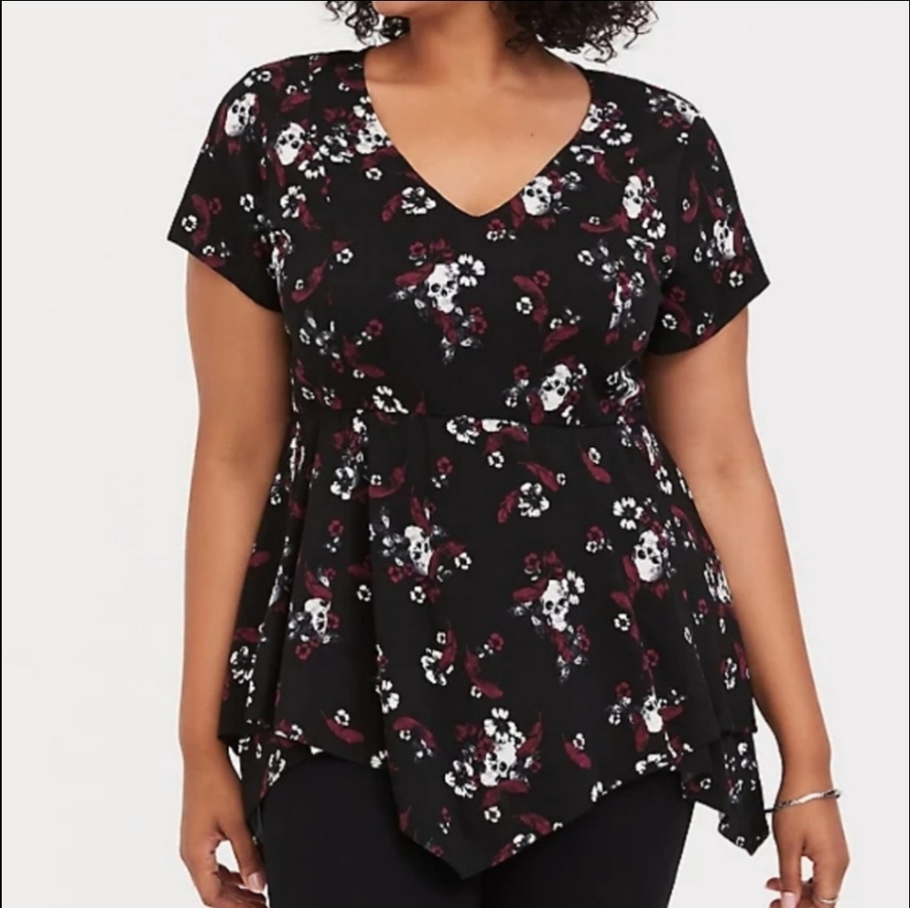 Torrid Feather & Skull Challis Flutter Top Size 2 - image 1